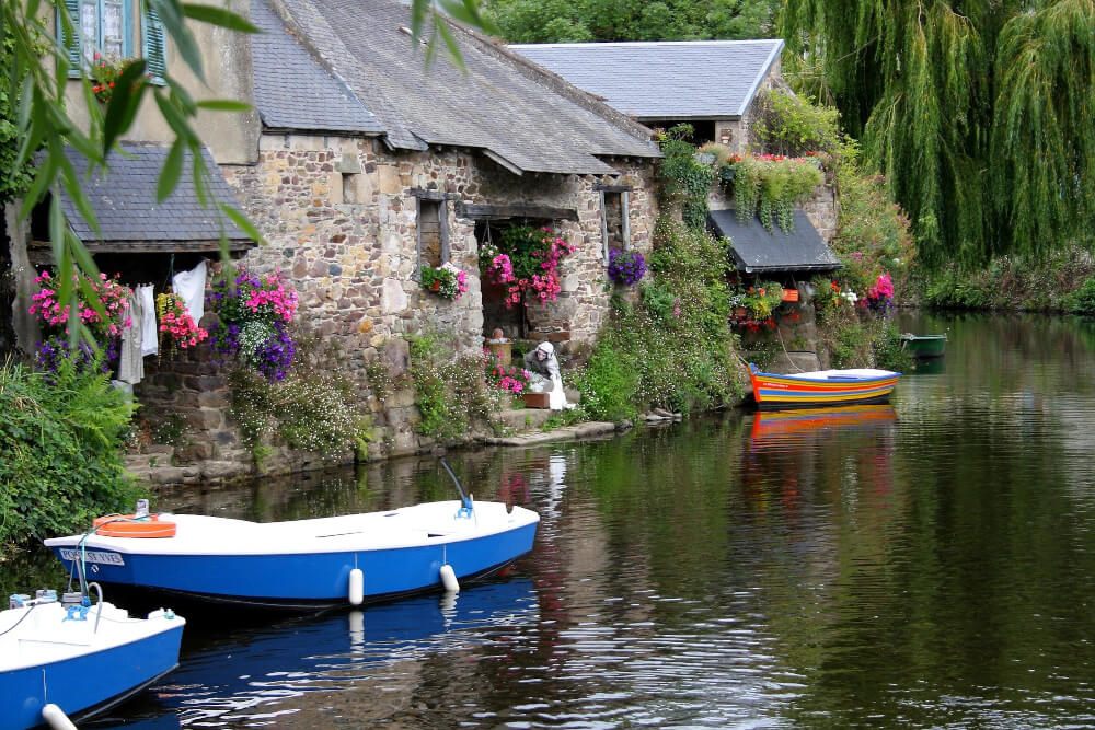 statue au bord de la rivière à Pontrieux